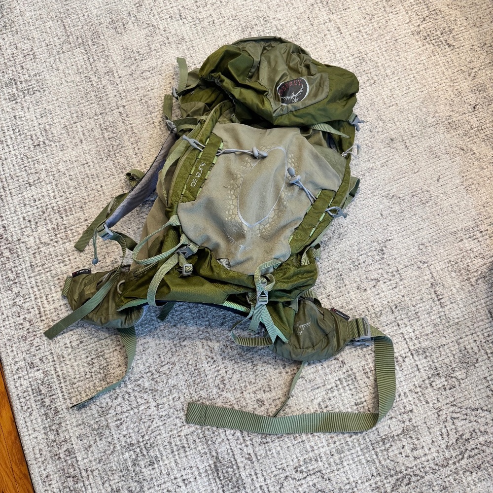 Osprey Aura AG 50 Women's Backpacking Pack | Size WM | Rainforest Green
